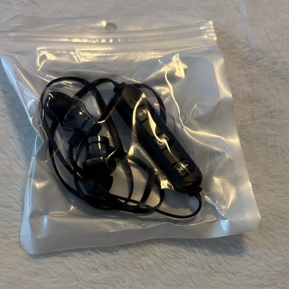 Black Wired Earphones - Picture 1 of 1